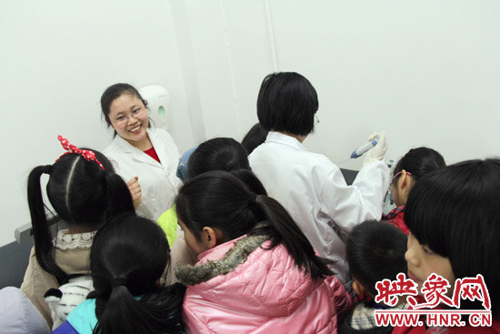 小朋友們參觀家樂(lè)福食品安全檢測(cè)實(shí)驗(yàn)室并現(xiàn)場(chǎng)觀摩測(cè)試過(guò)程