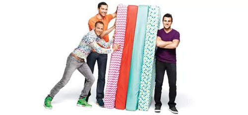 Airbnb 公司的三位創(chuàng)始人，以及他們最早的 Airbed