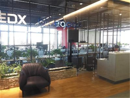 11月16日，小藍單車總部人去樓空，前臺只剩保安。