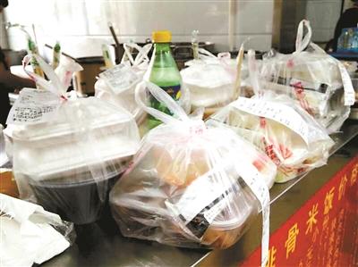 一餐館的“飯口”時段，等待“出發(fā)”的外賣擺滿案臺