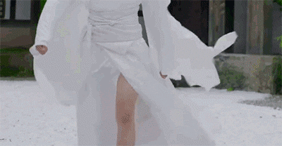 總不能全像九王一樣穿上高開叉的透視裙吧！