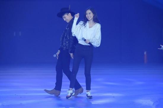 偶像面前，baby變羞澀少女