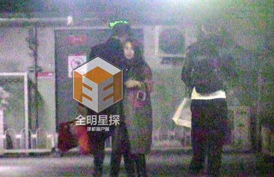 馬蘇被曝醉酒摟鮮肉回公寓 馬蘇被曝醉酒摟鮮肉回公寓