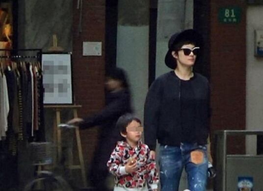 等等正面照曝光。