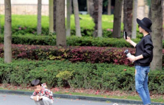 孫儷不時拿出手機替等等拍照。