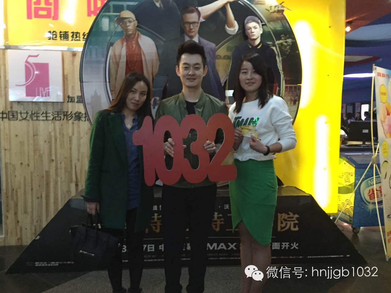 傳說中的Johnny終于現(xiàn)身啦！還是美女魅力大哦。帥哥美女好養(yǎng)眼，小編忍不住要多看幾眼呢。