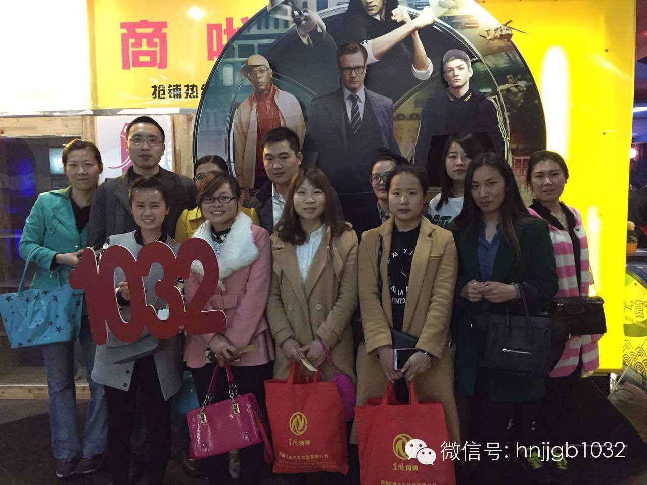 來個合影，1032的聽眾棒棒噠，個個都準(zhǔn)時到達(dá)了集合地點。Johnny表示很欣慰啊！