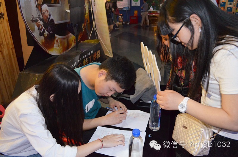 看，我們的工作人員正在組織簽到哦！