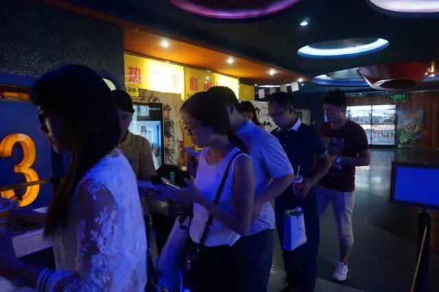 電影馬上開始，排隊入場嘍