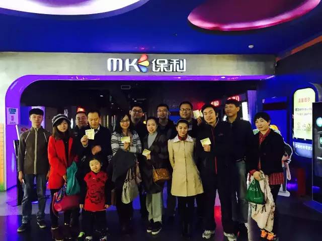 來張“全家?！保她R了，我們準(zhǔn)備進(jìn)場嘍