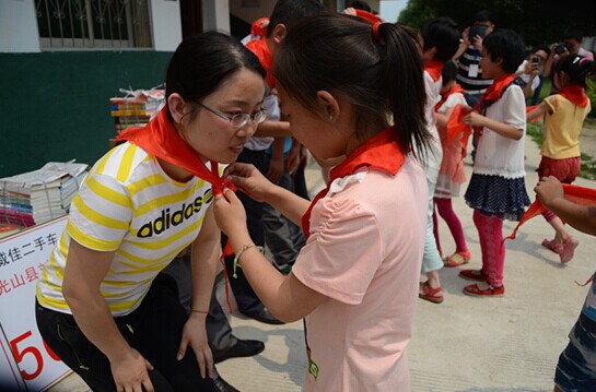 捐贈儀式上，孩子們?yōu)閻坌奶焓瓜瞪霞t領(lǐng)巾