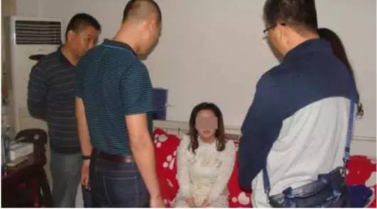 警方抓捕嫌疑人龐某衛(wèi)現(xiàn)場。警方供圖