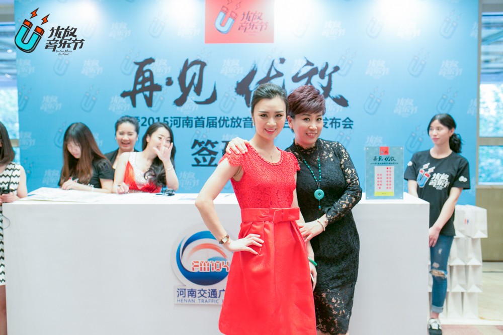 貼心的南方姐姐和美女主播小佩，海洋是不是每天都要流口水呀！