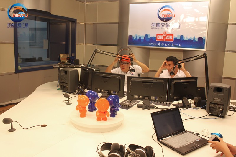 李憲和張弛怎么這么開心！又不是你們倆中獎(jiǎng)了！