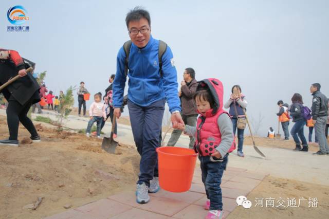 爸比爸比，你會(huì)種小樹嗎？我來(lái)教你吧~