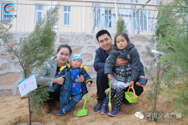 一家四口，一起種下我們的小樹，和寶貝兒們一起茁壯成長(zhǎng)！