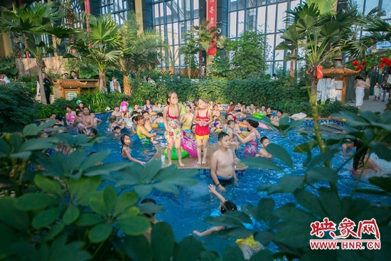 又開(kāi)始過(guò)夏天的孩子們，在溫潤(rùn)的泉水里放任天性。