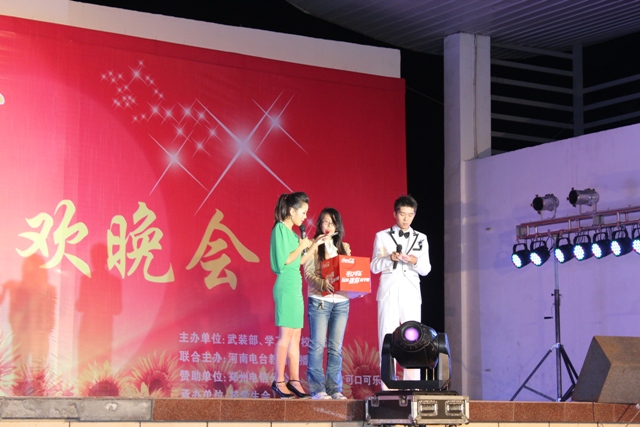 教育廣播女主播葉子現(xiàn)身晚會，全場沸騰