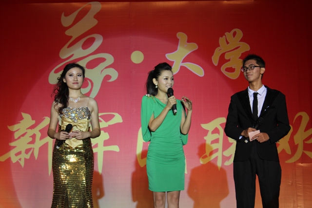 教育廣播女主播葉子現(xiàn)身晚會，與學生同臺主持