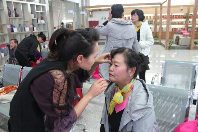 活動開始前，教育廣播女主播幫參與活動演出的老人化妝