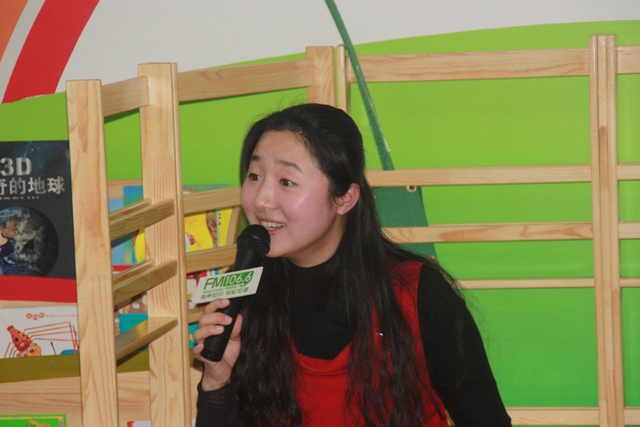 女主播“卷卷貓”親臨現(xiàn)場(chǎng)，繪聲繪色為孩子們講故事