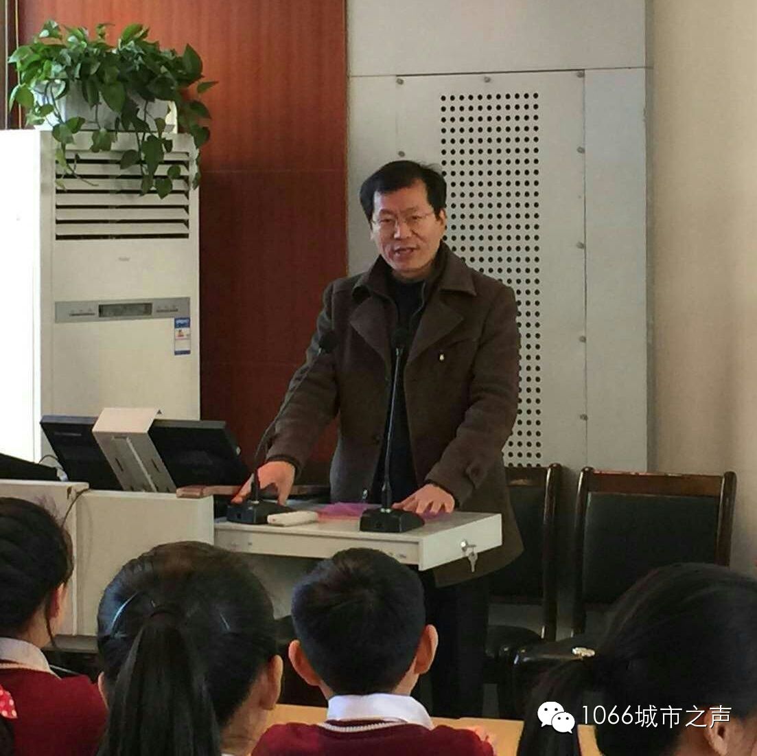 雙方領(lǐng)導(dǎo)講話，同學(xué)們聽(tīng)得都好認(rèn)真??！