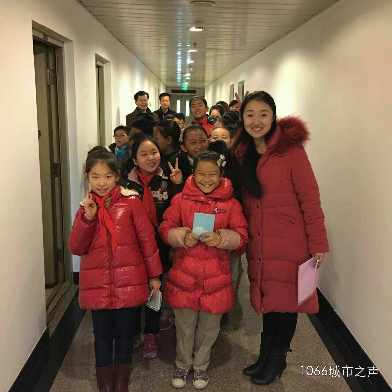 簽字和揭牌儀式后，教育廣播（城市之聲）主持人“卷卷貓”帶領(lǐng)“小主持人”走進(jìn)河南廣播大廈