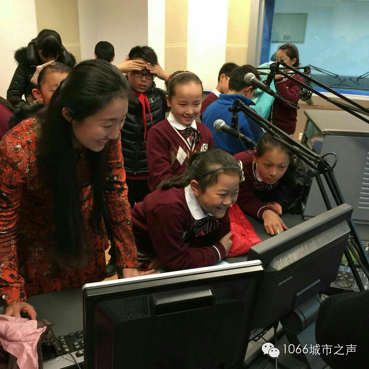 “好激動(dòng)，好激動(dòng)”！天天上學(xué)、放學(xué)都從廣播大廈經(jīng)過(guò)，今天終于進(jìn)來(lái)了！