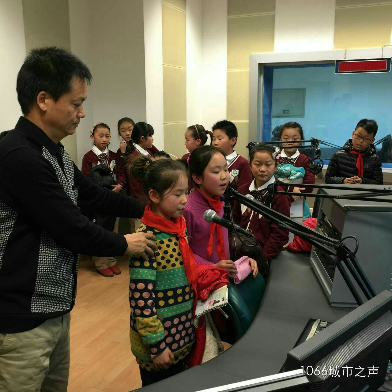 現(xiàn)場(chǎng)接受播音指導(dǎo)，有模有樣耶！