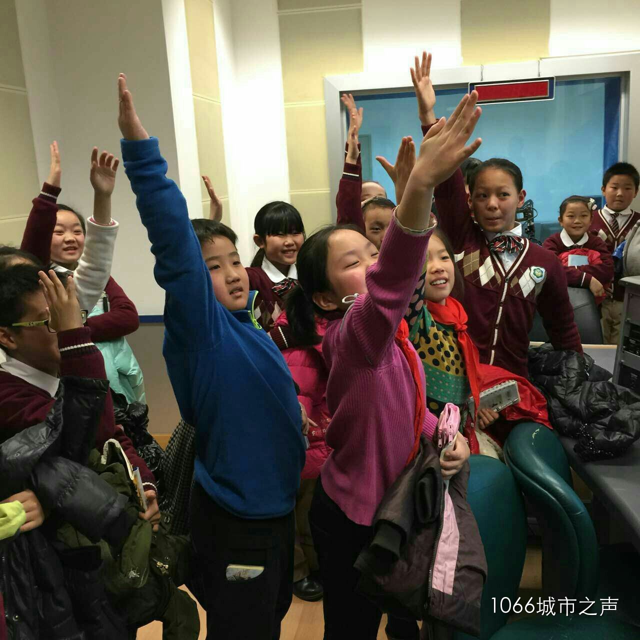 第一次體驗(yàn)話筒前的感覺(jué)，同學(xué)們爭(zhēng)先恐后！