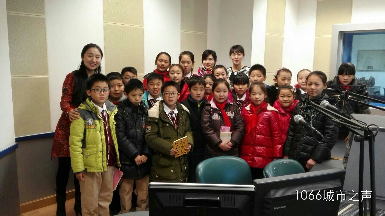 跟電臺(tái)的主持人和老師們的大合影！真是難忘的一天??！