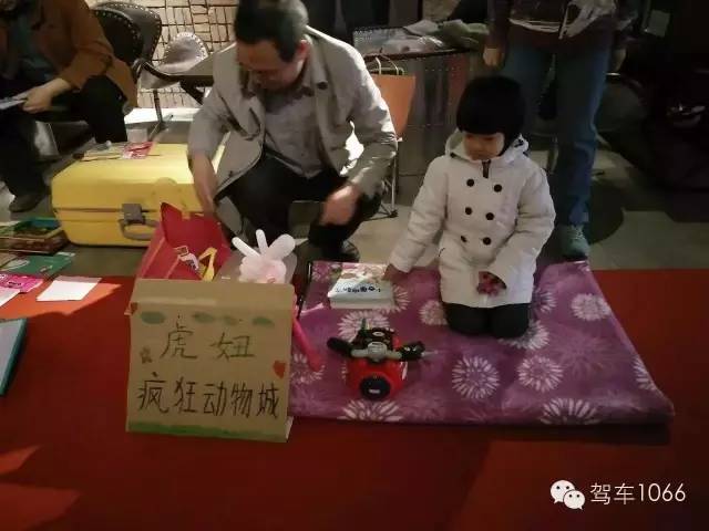 這位小老板的攤位擺的有模有樣的，不過旁邊這位酷爸怎么這么眼熟？