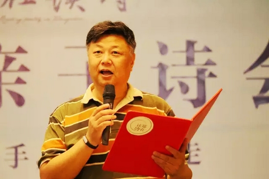 第一個(gè)節(jié)目便是重磅，大象融媒·欣欣象融網(wǎng)絡(luò)科技公司董事長魏峰帶來沈浩波的作品《在夏天時(shí)想起秋天》