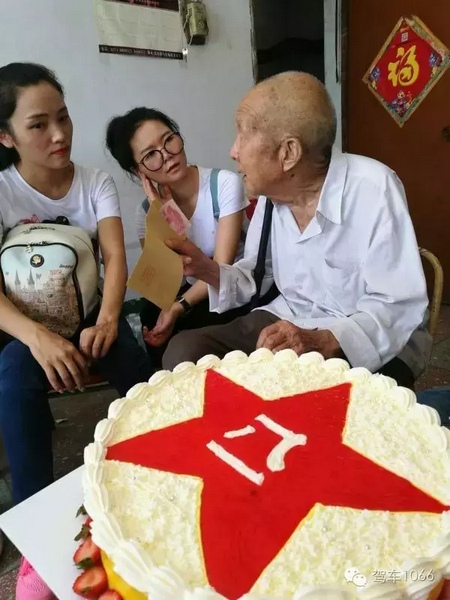 二姐們認(rèn)真聽(tīng)老兵講抗戰(zhàn)的故事，老人年事已高，記憶都是轟炸！轟炸！轟炸！