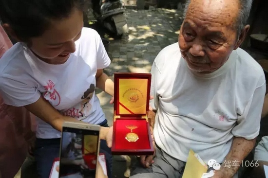 老兵聽(tīng)不到我們?cè)谡f(shuō)什么，今年98了。