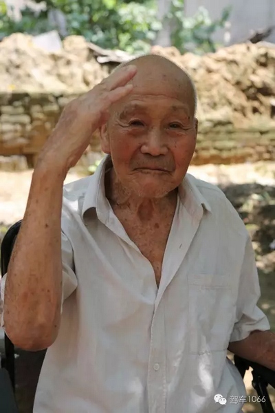 老兵身子骨不行了，九十多歲了……也許軍禮不那么標(biāo)準(zhǔn)了，但是這一幕還是感動(dòng)到了我們……