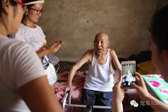 老兵老兵，你的勛章呢，國(guó)家給你的那個(gè)？