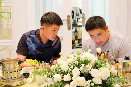 這種熱烈的氣氛，一直延續(xù)到飯桌上