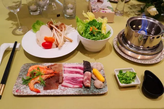 精致的小火鍋，用的是綠色燃料——乙醇。