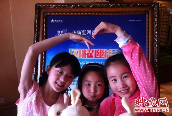 我們和兔寶寶一起賣個(gè)萌，比比誰更可愛