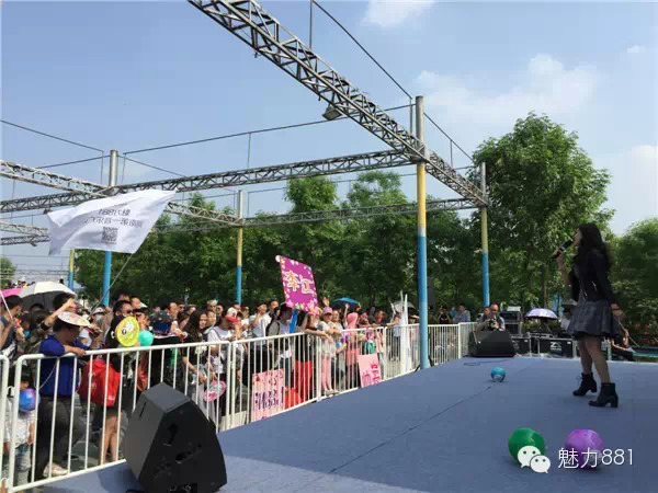 輕輕躍起、優(yōu)美身段，新聞小姐李江