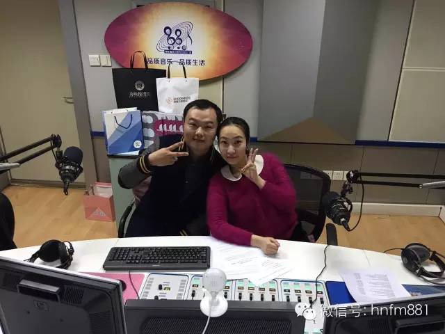 DJ子恒和小糖首先給我們送上祝?？?！