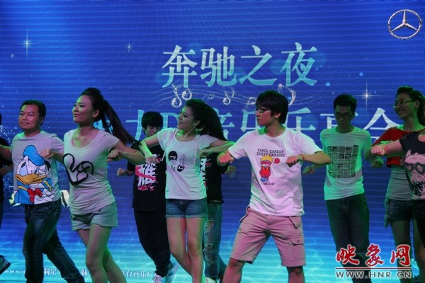 熱情洋溢的開場舞，DJ們?nèi)硇耐度? complete=