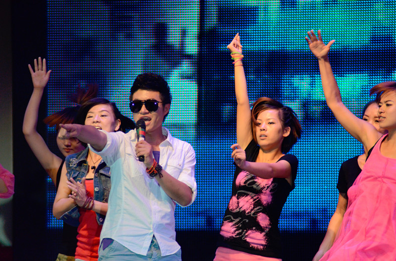 嗨！《我們一起聽歌吧》魅力881河南音樂廣播 DJ帥天 演唱曲目：《找自己》 帥呀！！