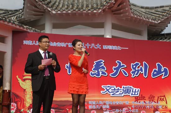 演出現(xiàn)場主持人向老人們表達(dá)節(jié)日的問候。