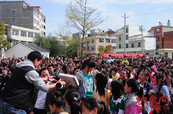 演出現(xiàn)場觀眾積極參與、氣氛熱烈。