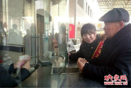 在陳思蕊的積極幫助下，老人順利的買到了發(fā)往合肥的5張車票。