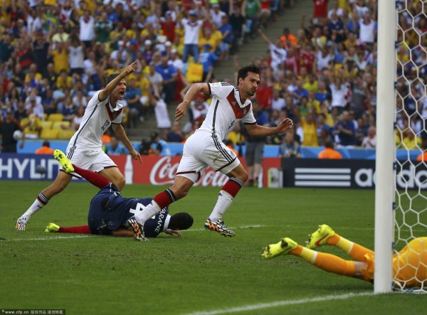 第13分鐘，胡梅爾斯頭球破門