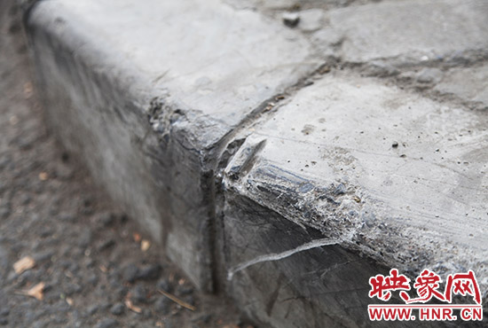 車道邊上的臺階，滿是電動車摔下碰撞的痕跡