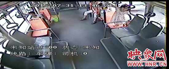 家長放任小孩在車廂內(nèi)玩耍，甚至站到座椅上。